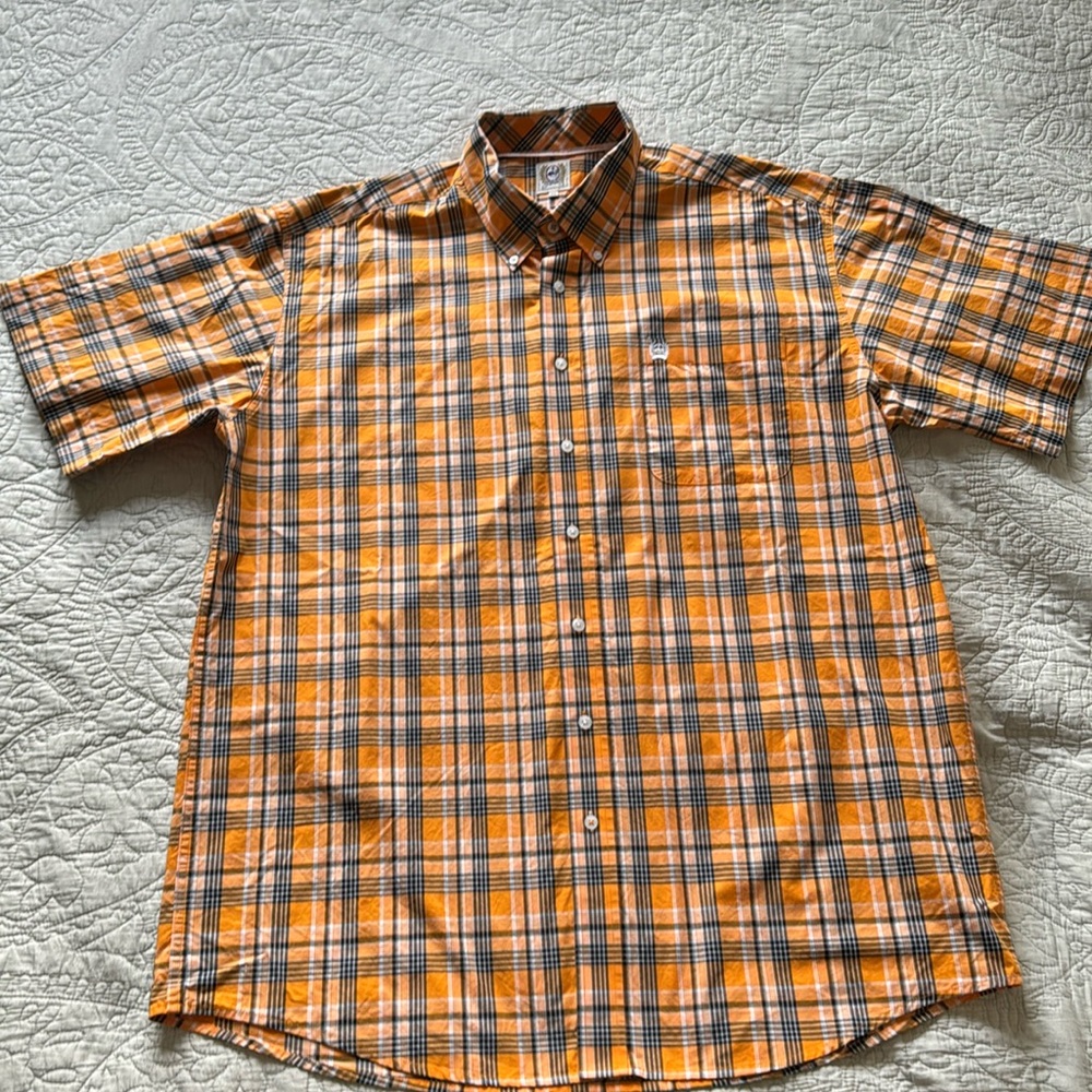 Men’s Cinch short sleeve button down plaid shirt.